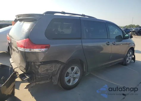 2014 Toyota Sienna Le z USA, uszkodzony, nr VIN 5TDKK3DC2ES506989